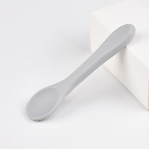 Cuillère d'apprentissage pour bébé en silicone de qualité alimentaire, tête de cuillère incurvée ultra-douce, n'endommage pas les gencives délicates du bébé, ensemble de cuillères pour bébé en silicone - Product Image 3