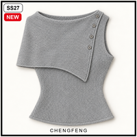 Asymmetrisches Damen-Top mit Einer Schulter und Knopfdetail aus Geripptem Strick Ärmelloses Strickoberteil mit Eigenmarke