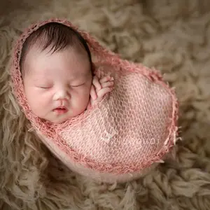 新生儿摄影道具柔软舒适的马海毛婴儿帽子，带有羽状装饰，用于婴儿照片拍摄
