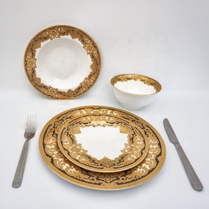 <span class=keywords><strong>Service</strong></span> de table de luxe 16 pièces <span class=keywords><strong>noir</strong></span> Ouzbékistan, nouveau <span class=keywords><strong>service</strong></span> de <span class=keywords><strong>vaisselle</strong></span> en porcelaine dorée gaufrée, assiettes en porcelaine fine pour usage domestique - Product Image 2