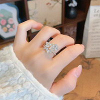 Anelli di fidanzamento da donna in oro giallo 18 carati con diamante coltivato in laboratorio, stile lusso leggero, con pietra centrale a goccia e cluster di diamanti.