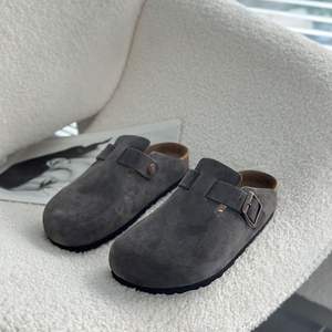 Birken London Pantoufles en cuir de vachette Sandales orthopédiques en liège pour femmes hommes Anti-glissant Caractéristique Semelle intérieure en liège pour les saisons printemps et été - Product Image 1