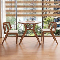 Ensemble de table et chaises de balcon en bois massif trois pièces, petite table à thé et deux chaises confortables pour boire du café et du thé