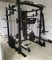 Équipement de fitness multifonctionnel : machine Smith, rack à squats avec câbles