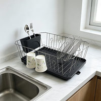 Égouttoir à vaisselle monocouche noir mat, peu encombrant et efficace, avec panier à couverts amovible et porte-tasses pour évier de cuisine