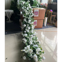 Dekorasi Pernikahan Premium, Rangkaian Bunga Putih Artificial dengan Tanaman Hijau untuk Dekorasi Lorong dengan Daun Sutra Berdensitas Tinggi