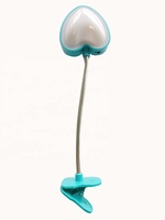 Lampe de lecture en forme de cœur en plastique, alimentée par piles, adorable et attachable, avec piles AG3, jouet éducatif clignotant pour garçons et filles, 2024