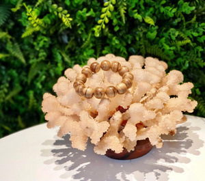 กำไลข้อมือไม้กฤษณาเวียดนามทรงกลม ขนาด 10 มม. 19 เม็ด ลายดอกไม้ ลายไม้ธรรมชาติ พร้อมน้ำมันหอมจากไม้กฤษณา - Product Image 4