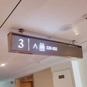 Cartello Direzionale Aeroportuale Oversize e Mappa 'Sei Qui' con Superficie Laminata Anti-Riflesso - Product Image 3