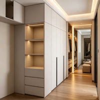 Armoire sur mesure minimaliste moderne du sol au plafond, blanche, intégrée pour chambre à coucher, avec éclairage LED, étagères ouvertes, tiroirs et poignées longues noires