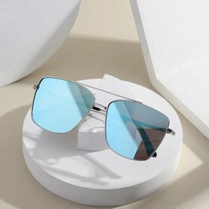 แว่นกันแดดสีดำของผู้ชายใหม่กรอบพีซีสีฟ้าเลนส์โพลาไรซ์ TAC คุณภาพสูงโลโก้ที่กำหนดเองบนเลนส์สไตล์นักบินที่ทันสมัย - Product Image 1