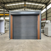 Garage préfabriqué démontable en kit, fourni par l'usine, maison en acier à panneaux sandwich isolés avec porte électrique enroulable