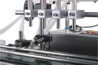 Machine de remplissage semi-automatique à 4 têtes pour liquides, boissons, jus, huile, sauce soja, café, lait, eau, avec convoyeur