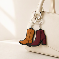 Porte-clés en PVC souple écologique OEM d'usine, motif dessin animé 3D mignon avec logo personnalisé pour vêtements, chaussures de filles et accessoires de mode