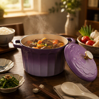 Cocotte en fonte émaillée à couvercle à motif floral, corps rayé vertical, double poignée, pour la cuisson à la maison