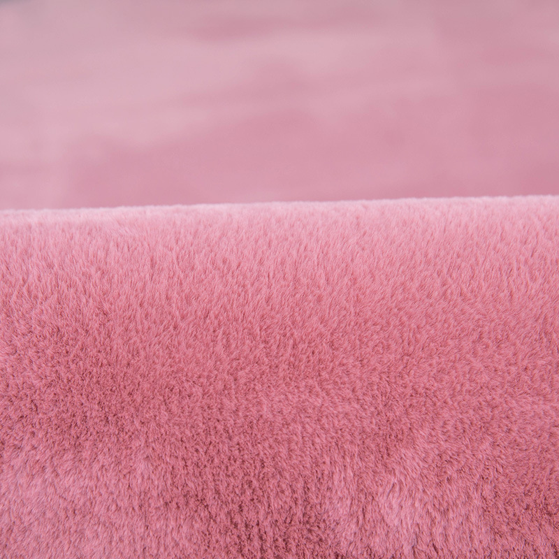 Fourrure de lapin, rose clair (poils courts)