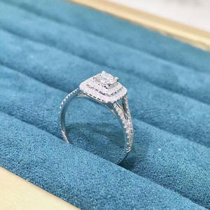 Anello di Fidanzamento F1294 in Oro Bianco con Diamante Naturale Taglio Principessa Colore D e Montatura Halo per Donna - Product Image 3