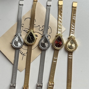 Montre romaine en forme de goutte d'eau pour femme, dorée, élégante, style chaîne, montre-bracelet personnalisée pour les affaires - Product Image 3