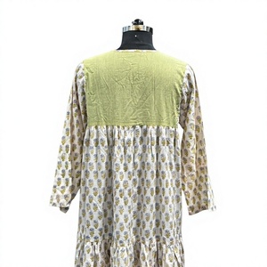 Vestido Anarkali Floral Escalonado Verde Pastel, Kurti Anarkali Floral, Vestido Anarkali de Algodón Estampado, Kurti Largo con Estampado Floral y Corte en A - Product Image 4