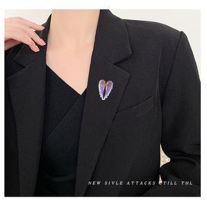 Broches Clásicos con Alas de Ángel y Diamantes de Imitación, Joyería Brillante, Broches de Diseño con Plumas para Regalo - Product Image 4