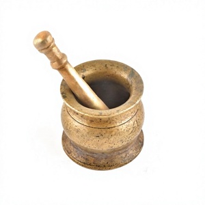 Mortier et pilon de forme ronde au design classique, en laiton de qualité supérieure couleur or, pour mélanger les épices de cuisine. - Product Image 1