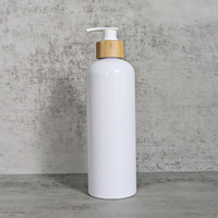 Bouteille vide de pompe de lotion de lavage de main de shampooing en plastique PET transparent blanc de 300ml 500ml avec pompe en bambou de PP