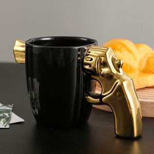 Mug en céramique fantaisie en forme de poignée de pistolet, plaqué or et argent, tasse à café amusante en forme de revolver pour cadeau d'anniversaire - Product Image 3