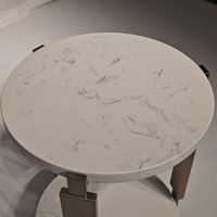 Mesa Auxiliar Redonda de Dos Niveles con Tapa de Mármol Blanco y Estructura de Acero Inoxidable Dorado