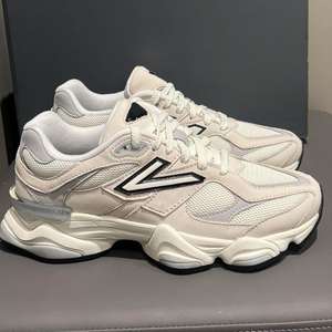 รองเท้ากีฬาแบบลำลองสำหรับ9060ผู้ชายและผู้หญิงหนังวัวชั้นหนึ่งหรูหราดีไซน์แบรนด์หรู - Product Image 2