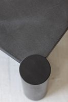 Salon contemporain de style minimaliste pieds de bouleau table basse centrale en béton noire table basse moderne en bois et béton