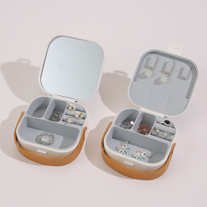 Boîte à bijoux de voyage compacte en plastique avec logo personnalisé, miroir et poignée pour colliers et boucles d'oreilles - Product Image 3