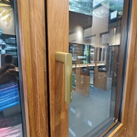 Ventana Abatible Moderna de Madera Revestida de Aluminio, Insonorizada, con Rotura de Puente Térmico, Doble Acristalamiento Low-E, Interior de Roble Cálido, Apertura Interior, de Lujo