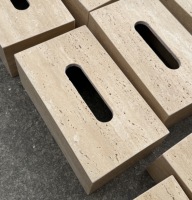 Porte-mouchoirs en travertin naturel design avec finition polie à la main pour l'esthétique de la chambre
