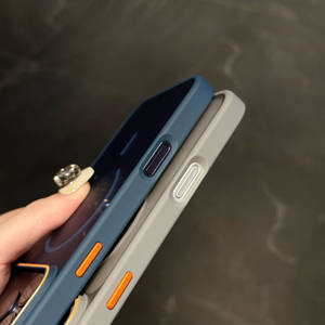 Funda Acrílica Minimalista en Tono Oscuro con Efecto Arena, Compatible con iPhone 15 16 17 PM, Marco de Color Leche para Cable, Protección para 13/14 - Product Image 4