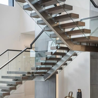 Escalier d'intérieur en bois massif avec garde-corps en métal enduit de poudre noire durable Design droit moderne pour appartements