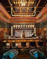 Meubles de restaurant, club, lounge à chicha et boîte de nuit modernes, avec banquette haute en similicuir, table et chaise.