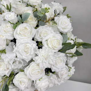 ดอกไม้ประดิษฐ์ทรงกลมหลากสีสไตล์โมเดิร์นแบบกำหนดเองได้ สำหรับตกแต่งโต๊ะงานแต่งงานระดับไฮเอนด์ ทำจากผ้าไหม - Product Image 4