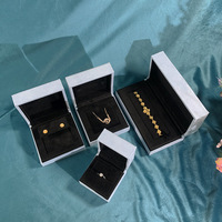 Boîte d'emballage pour bijoux en faux daim bleu ciel avec insert en velours noir pour bagues, colliers, bracelets, boucles d'oreilles, idéale pour les magasins de cadeaux