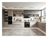 Cuisine moderne de luxe avec éclairage LED, aménagement en L, appareils électroménagers intégrés, armoire de rangement avec évier