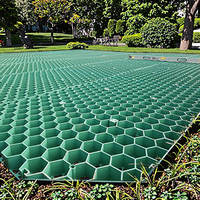 Grille alvéolée en PEHD Taurus Factory Direct pour stabilisation de gravier industriel, parking et aménagement extérieur vert