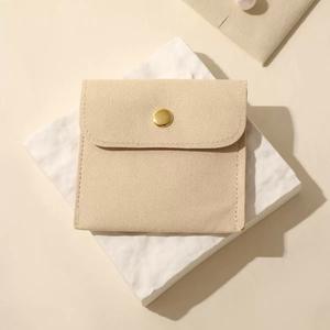 กระเป๋าใส่เครื่องประดับไมโครไฟเบอร์คุณภาพสูง ปี 2026 ผลิตตามสั่ง พร้อมโลโก้ สีตามต้องการ มีสายคล้องและกระดุม กระเป๋าใส่เครื่องประดับผ้ากำมะหยี่ - Product Image 3