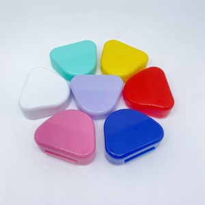 Boîte triangulaire pour prothèses dentaires, boîte de rangement portable pour aligneurs, conteneur en plastique pour appareils dentaires pour adultes, plusieurs couleurs - Product Image 1