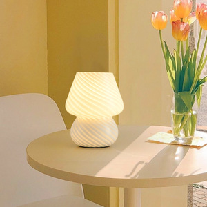 โคมไฟตั้งโต๊ะรูปเห็ดดีไซน์สร้างสรรค์ พร้อมกระจกมีเท็กซ์เจอร์ สำหรับตกแต่งบ้าน ห้องนอน ห้องอ่านหนังสือ หรือข้างเตียง - Product Image 6