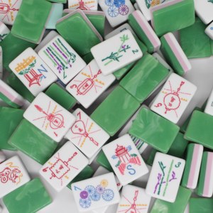 Juego de Mahjong Americano de Acrílico de 4 Capas Pintado a Mano y Profundamente Grabado Yu Bai, con Tapete de 1-1/4" en Colores Limón, Chifón, Cuarzo Rosa y Trellis - Product Image 4