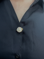 SARVOTTAM 14KT ทองคำสีเหลือง ประดับเพชรธรรมชาติ ฝาครอบกระดุมคอเสื้อเคลือบเงาสำหรับทุกเพศ พร้อมอักษรย่อ - Product Image 2