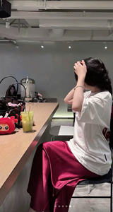 Ensemble 3 pièces : Pull à lettres, Jupe en soie rouge, Élastique à cheveux – Style décontracté, Col rond, Manches courtes, Usage quotidien – Échantillon disponible - Product Image 2