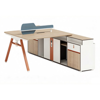 Bureau de travail moderne et simple pour employés, avec écran, casier et cloison, poste informatique pour employés