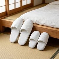Chaussons d'hôtel personnalisés 5 étoiles blancs en tissu gaufré, lavables, antidérapants, pour spa, jetables, pour chambre d'hôtes, pour la maison et les voyages