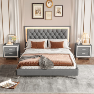 Queen Size <span class=keywords><strong>3</strong></span>-delige Slaapkamermeubelset Gestoffeerd Plateaubed Met Ledverlichting Twee Nachtkastjes In Grijs - Product Image 1