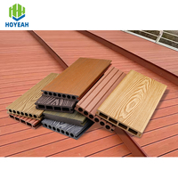 Carreaux de terrasse en composite WPC pour l'extérieur Planche de revêtement de sol ignifuge imperméable Terrasse de piscine Aménagement paysager de jardin et terrasse en WPC